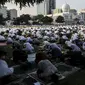 Jemaah melaksanakan salat Idul Adha 1441 H di Masjid Al-Azhar, Jakarta, Jumat (31/7/2020). Pelaksanaan salat Id dilakukan secara berjemaah di masjid atau lapangan dengan menerapkan protokol kesehatan, seperti mengenakan masker dan menjaga jarak. (Liputan6.com/Johan Tallo)