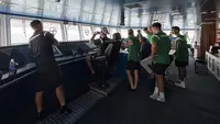 Skuad Persebaya dalam kapal laut. Terdampak erupsi anak Krakatau, Persebaya menempuh jalur laut dan darat dari Lampung ke Surabaya usai meladeni Bhayangkara FC. (Dok. Persebaya Surabaya)