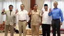 Ketum Partai Gerindra Prabowo Subianto foto bersama Presiden PKS Sohibul Iman, Sekjen PAN Eddy Soeparno serta pasangan Cagub Jabar dari Partai Koalisi Asyik, Sudrajat - Ahmad Syaikhu saat pertemuan di Jakarta, Kamis (1/3). (Liputan6.com/Johan Tallo)