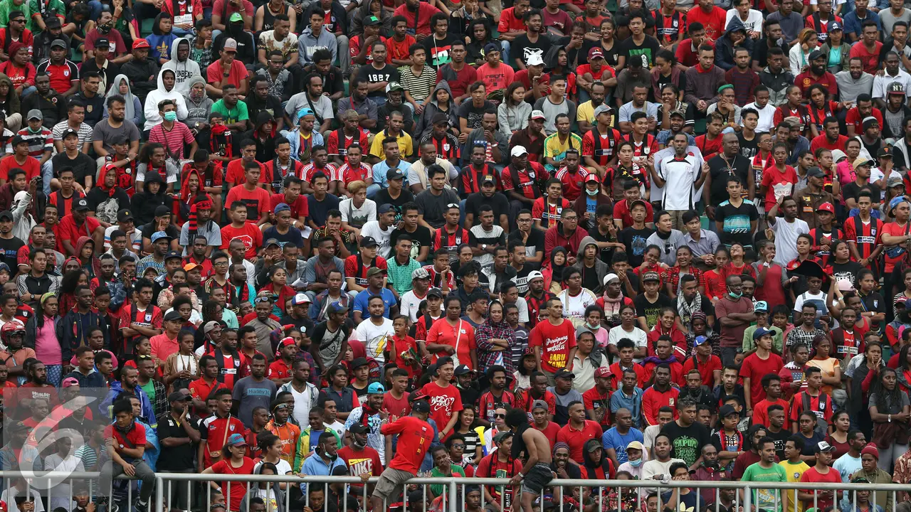 Suporter Persipura Jayapura siap mendukung tim kesayangan saat menghadapi Persija Jakarta, Sabtu (8/7/2017).