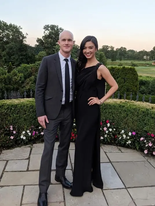 Baru-baru ini kedekatan Raline Shah dengan miliarder Brian Amstrong menarik perhatian. Unggah foto untuk tepis kabar pernah menikah, Raline Shah tampak elegan dengan dress hitamnya. @ralineshah].