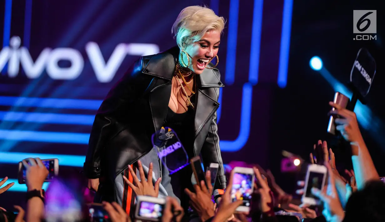 Aksi panggung Agnez Mo pada acara peluncuran Vivo V7 Plus di JIExpo Kemayoran, Jakarta Pusat, Kamis (28/9). Acara tersebut disiarkan secara langsung di sembilan stasiun televisi swasta. (Liputan6.com/Faizal Fanani)