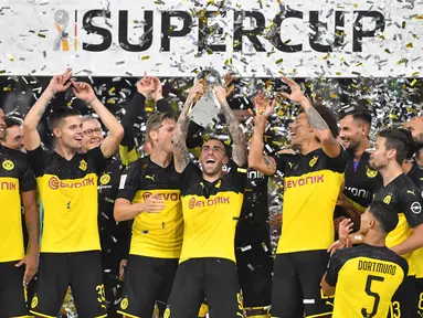 Para pemain Dortmund merayakan gelar juara Piala Super DFL setelah mengalahkan Bayern Munchen di Stadion Signal Iduna, Dortmund, Sabtu (3/8). Dortmund menang 2-0 atas Munchen. (AFP/Ina Fassbender)