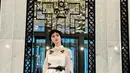 Renata tampil feminim mengenakan mini dress putih dari desainer Sebastian Red. Mini dress lengan panjang sheer memiliki aksen kerah dan bordiran bunga, dengan belt hitam.[@renata711]
