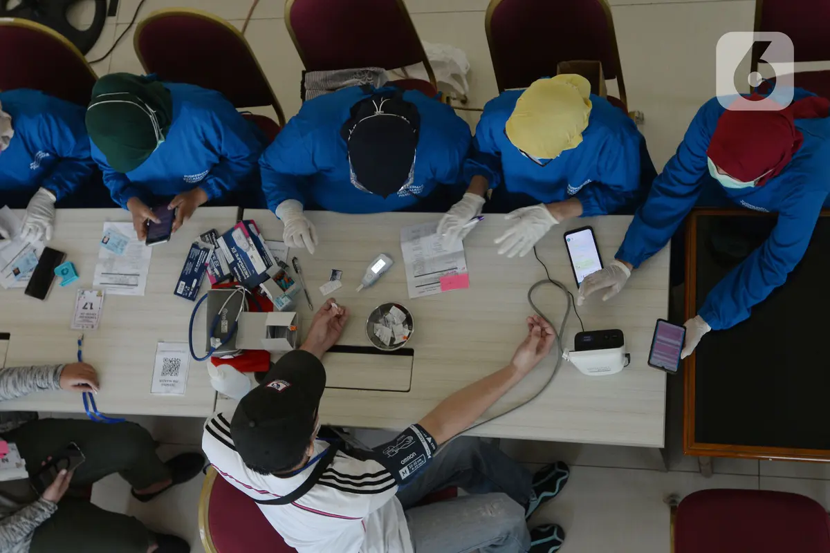 Warga DKI 18 Tahun ke Atas Jalani Vaksinasi COVID-19