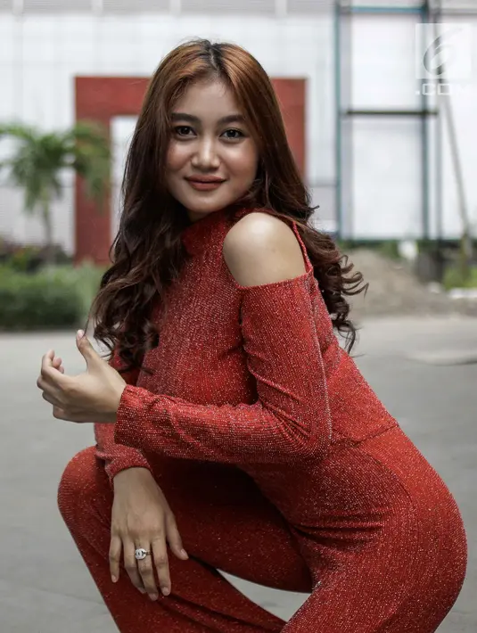 Pedangdut Pamela Safitri Duo Srigala berpose saat difoto di kawasan Jakarta, Jumat (2/3). Dalam kesempatan itu Pamela menceritakan tentang asuransi salah satu bagian tubuhnya. (Liputan6.com/Faizal Fanani)