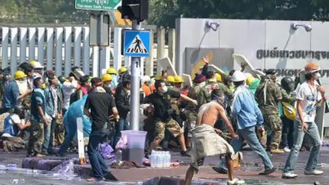demo-thailand-131228b.jpg