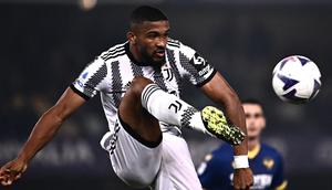 Bek Juventus, Gleison Bremer mengontrol bola saat menghadapi Hellas Verona pada laga Liga Italia 2022/2023 di Bentegodi Stadium, Verona (10/11/2022). Juventus berhasil mendatangkan Gleison Bremer pada awal musim 2022/2023 setelah bersaing dengan Arsenal, Tottenham dan Newcastle United. Dalam kondisi finansial seperti sekarang ini, Juventus bisa saja melepas sang pemain musim depan ke Tottenham atau Arsenal yang masih membutuhkan jasa Gleison Bremer. (AFP/Marco Bertorello)