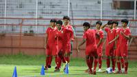 Para pemain Timnas Indonesia U-17 menggelar sesi latihan jelang duel melawan Vietnam U-17 pada lanjutan Piala AFF U-17 2026. (Bola.com/M. Iqbal Ichsan)