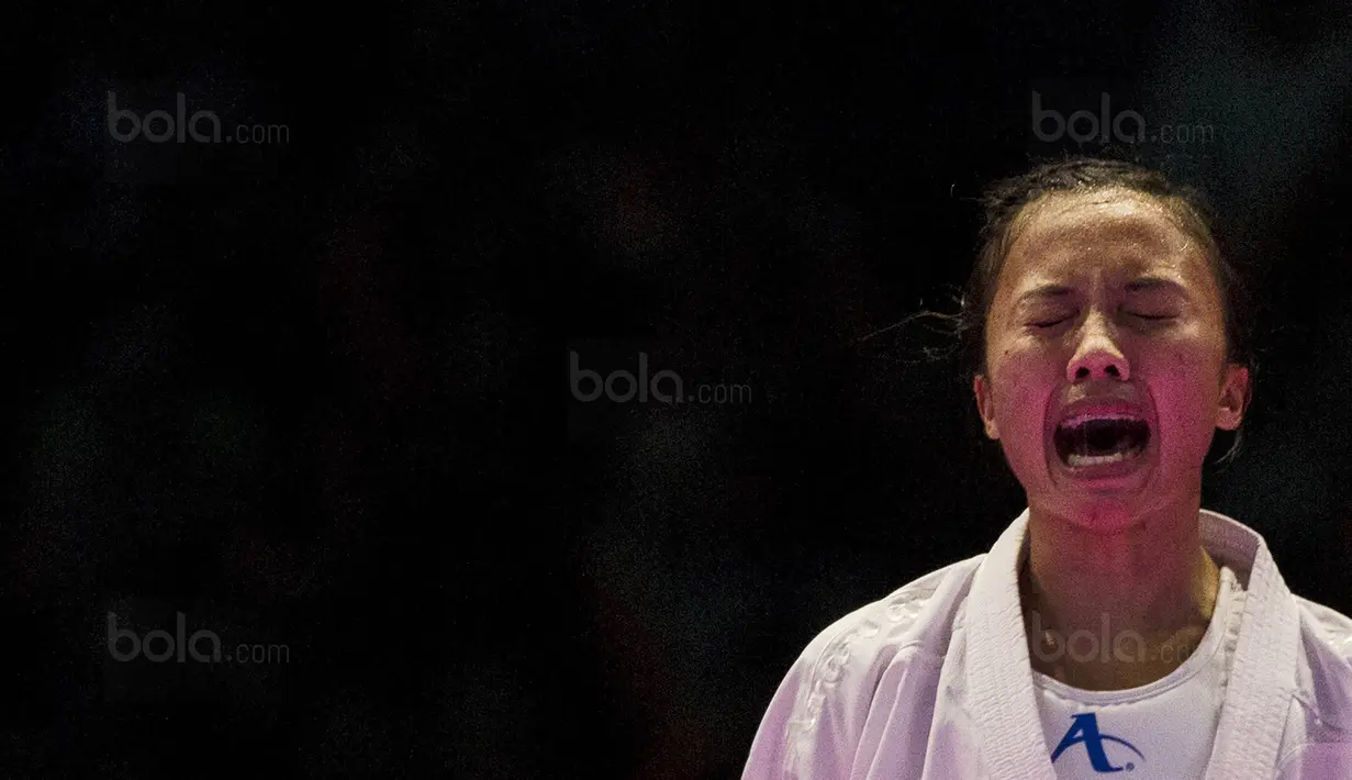 Karateka Indonesia, Srunita Sari, menangis usai berhasil mengalahkan karateka Thailand, Paweena Raksachart, pada cabang karate di KLCC, Kuala Lumpur, Selasa (22/8/2017). Srunita berhasil meraih emas untuk Indonesia. (Bola.com/Vitalis Yogi Trisna)