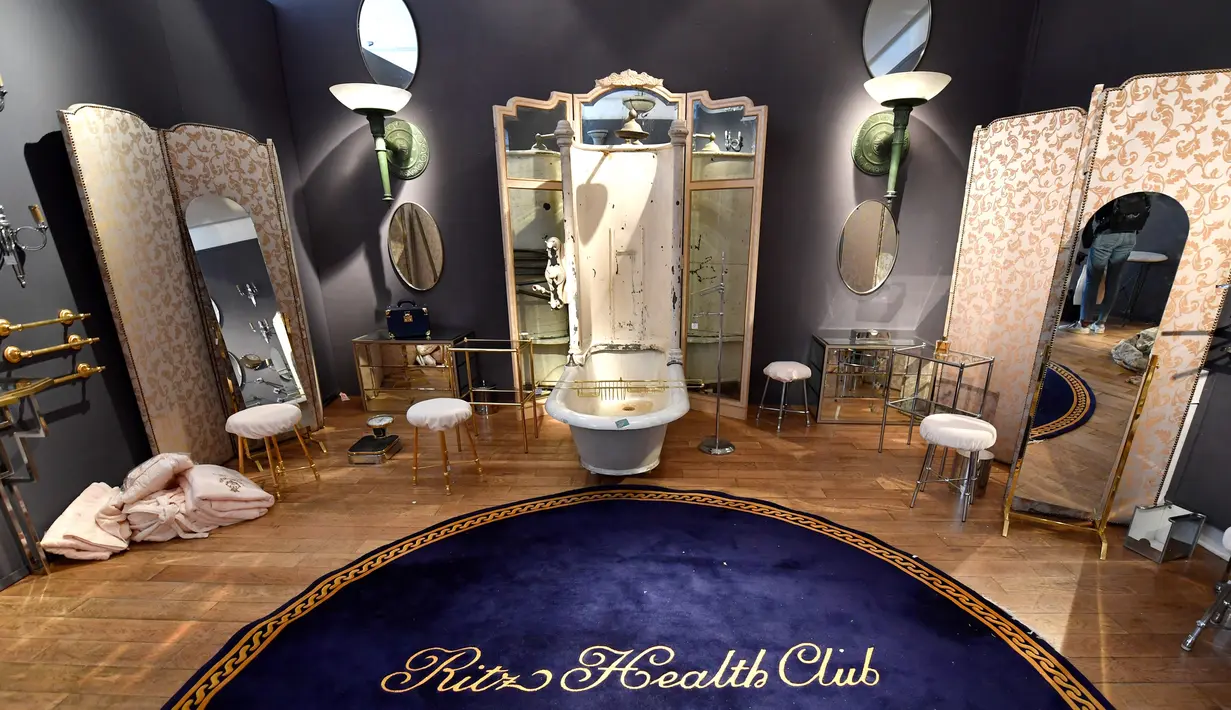 Furnitur kamar mandi dari hotel Ritz yang akan dilelang di Rumah Lelang Artcurial, Paris, Rabu (11/4). Hotel yang menjadi tempat tinggal Coco Chanel pada 1937 - 1971 ini, sedang tahap renovasi dan beberapa furnitur akan diperbaharui. (GERARD JULIEN/AFP)