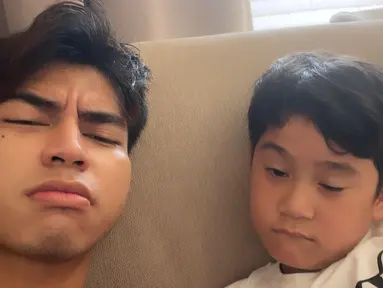 Paras mirip Raffi Ahmad, membuat Dimas Ahmad dipertemukan dengan suami Nagita Slavina. Dimas Ahmad setelah berada di Rans Entertainment akrab dengan Rafathar. Momen kebersamaan Dimas Ahmad dan Rafathar ini berhasil curi perhatian. (Liputan6.com/IG/@dimas_baam)