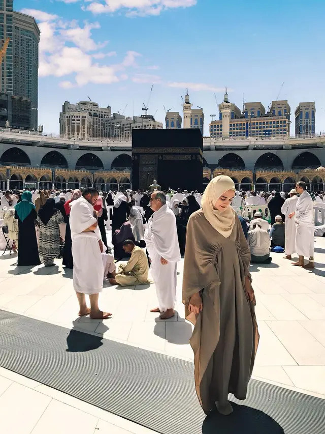 Model Gaya Hijab ala Luna Maya yang Elegan dan Syar'i