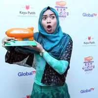 Untuk kedua kalinya selebgram, Ria Ricis mendapatkan penghargaan dari kategori media sosial. Tahun ini, terpilih kembali sebagai Selebgram Favorit Indonesia Kids Choice Awards 2017. (Nurwahyunan/Bintang.com)