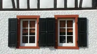 Keindahan rumah tak hanya dilihat dari warna cat dinding atau tanaman yang ada di halamannya. Kusen di jendela pun ikut memengaruhi.