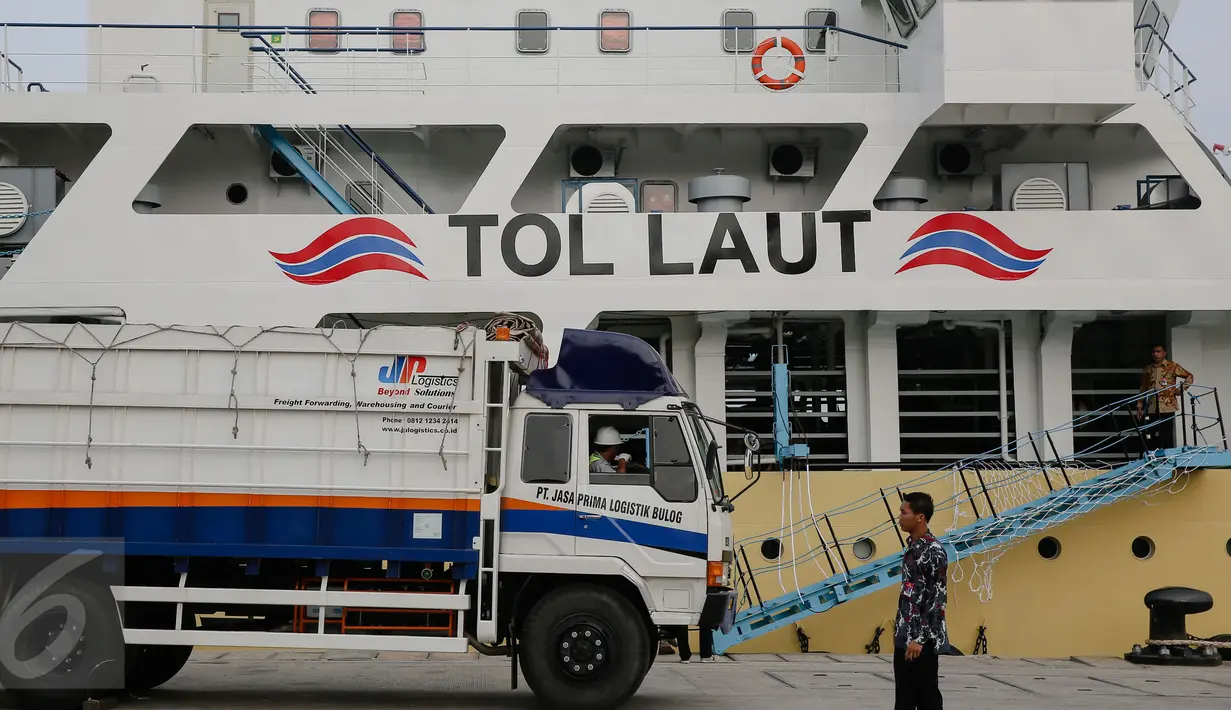 Kapal Pengangkut Ternak KM Camara Nusantara I bersandar di Pelabuhan Tanjung Priok, Jakarta, Jumat (11/12). Kapal ini dapat membawa 500 sapi dengan melayani trayek Kupang-Bima-Tanjung Perak-Tanjung Emas-Bima-Kupang. (Liputan6.com/Faizal Fanani)