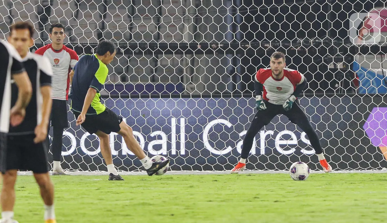 Sebelum berlatih, seluruh pemain timnas Indonesia menjalani sesi pemanasan dengan cukup serius. (Liputan6.com/Angga Yuniar)