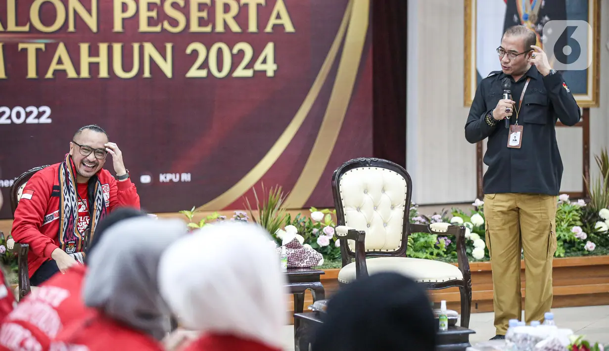 Ketua Komisi Pemilihan Umum (KPU), Hasyim Asy'ari memberi sambutan saat menerima pendaftaran Partai Solidaritas Indonesia (PSI) sebagai Partai Politik Calon Peserta Pemilu 2024 di Gedung KPU, Jakarta, Rabu (10/8/2022). Sejauh ini, 18 partai politik telah mendaftar ke KPU RI sejak hari pertama pendaftaran dibuka yaitu Senin, 1 Agustus 2022. (Liputan6.com/Faizal Fanani)