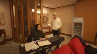 Putri Ariani unggah video latihan nyanyi bareng David Foster. (dok. tangkapan layar YouTube Putri Ariani)