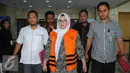 Siti Fadilah Supari usai diperiksa KPK terkait korupsi proyek pengadaan alat kesehatan untuk kebutuhan pusat penanggulangan krisis Departemen Kesehatan dari dana DIPA (Daftar Isian Pelaksanaan Anggaran), Jakarta, Rabu (16/11). (Liputan6.com/Helmi Afandi)