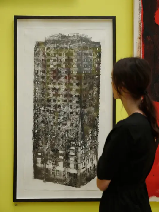 Seorang wanita melihat karya seniman Luke Wade yang berjudul "Five Grand" di Pameran Musim Panas ke-250 di Royal Academy of Arts di London (5/6). Pameran ini berlangsung dari 12 Juni hingga 19 Agustus.(AP/Matt Dunham)