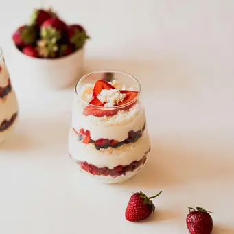 Berry yogurt parfait layered bisa menjadi alternatif untuk memulai hari sebagai healthy breakfast. (Foto/dok: Pexels/PervaneMustafa27)
