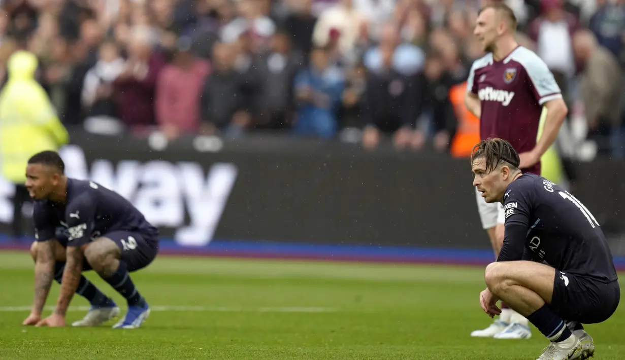 Reaksi pemain Manchester City Jack Grealish (kanan) dan Gabriel Jesus saat akhir laga melawan West Ham United pada pertandingan sepak bola Liga Inggris di London Stadium, London, Inggris, 15 Mei 2022. Pertandingan berakhir imbang 2-2. (AP Photo/Kirsty Wigglesworth)