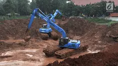 Pekerja menggunakan alat berat saat menyelesaikan pembuatan Waduk Kampung Rambutan, Jakarta, Kamis (26/4). Pemprov DKI Jakarta kembali melanjutkan proyek waduk seluas 12 hektare tersebut. (Merdeka.com/Iqbal Nugroho)