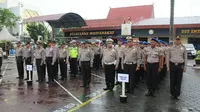 Personel kepolisian bersiaga menyusul adanya ancaman serangan teroris. (Liputan6.com/M Syukur)
