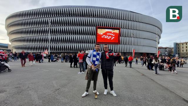 Foto: Kerukunan Suporter Athletic Bilbao dan Real Sociedad saat Derby Basque di Liga Spanyol