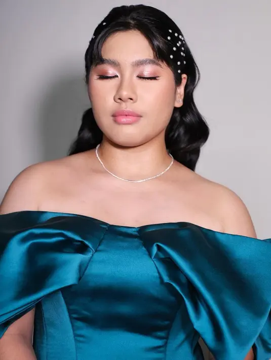 Disempurnakan dengan polesan makeup flawless, dengan eyeshadow dan lipstik nuansa pink segar. [Foto: IG/ussypratama].