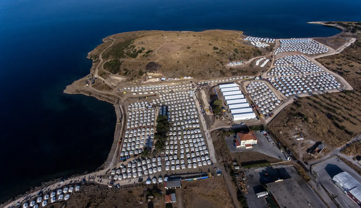 Kamp tenda sementara terlihat dari atas di Lesbos, Yunani, Kamis (17/9/2020). Lebih dari 5.000 pencari suaka kehilangan tempat tinggal sepekan setelah kebakaran menghanguskan kamp migran terbesar di Yunani, Kamp Moria, telah ditempatkan di fasilitas baru. (AP Photo/Panagiotis Balaskas)