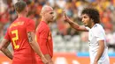 Gelandang Mesir Amr Warda berbicara dengan dua pemain Belgia saat pertandingan persahabatan di stadion King Baudouin di Brussels (6/6). Tim nasional Mesir yang masih tak diperkuat Mohamed Salah, kalah 0-3 dari timnas Belgia. (AFP/Emmanuel Dunand)