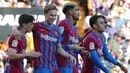 Barcelona berhasil menggandakan keunggulan pada menit ke-32. Gol kedua yang membuat kedudukan menjadi 2-0 dicetak oleh Frenkie de Jong (kedua dari kiri) melalui sebuah sontekan usai menerima umpan matang Ousmane Dembele. (AFP/Jose Jordan)