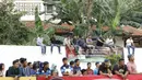 Suporter menonton laga antara Universitas Muhammadiyah Malang (UMM) melawan Universitas Negeri Malang (UM) pada laga final Torabika Campus Cup 2017 di Stadion UM, Malang, Kamis, (02/11/2017). UMM menang 2-0 atas UM. (Bola.com/M Iqbal Ichsan)