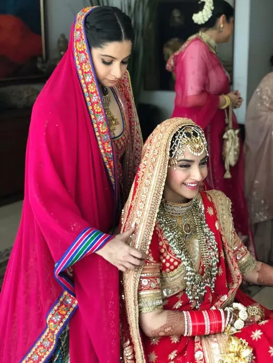 Bisa dibilang konsep pernikahan Sonam Kapoor dan Anand Ahuja terbilang sederhana. Selain itu, pernikahan ini hanya dihadiri oleh keluarga dan sahabat dekat saja. (Foto: instagram.com/rheakapoor)