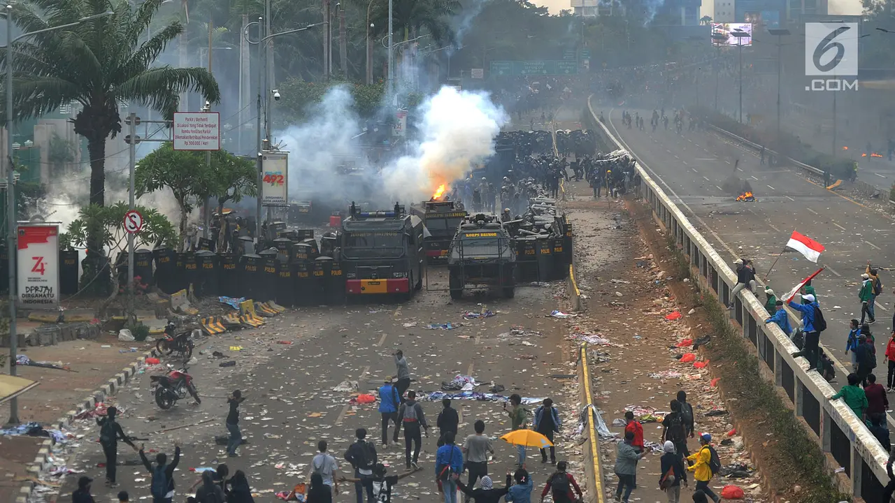 Polisi Tembakkan Gas Air Mata Bubarkan Demo Mahasiswa di Depan DPR