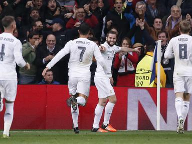 Pemain Real Madrid Nacho merayakan gol bersama rekannya pada lanjutan Liga Chaampions Grup A di Stadion Santiago Bernabeu, Madrid, Rabu(4/11/2015) dini hari. Madrid menang tipis 1-0.  (Reuters / Juan Medina)