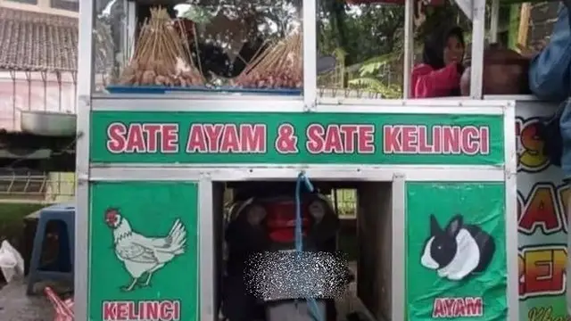 6 Spanduk Penjual Sate Ayam Ini Nyeleneh Banget, Pembeli Ngakak