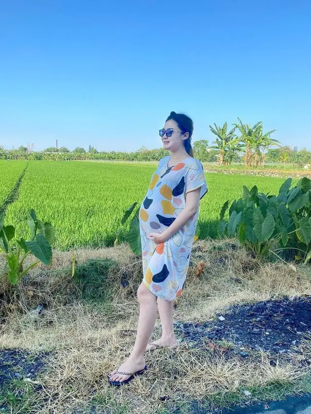 6 Potret Nella Kharisma saat Pakai Daster, Tampil Sederhana