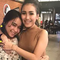 Sama-sama kece, ini perbedaan style Ayu Ting Ting Vs Syifa, Bintang Viewers suka  yang mana nih?