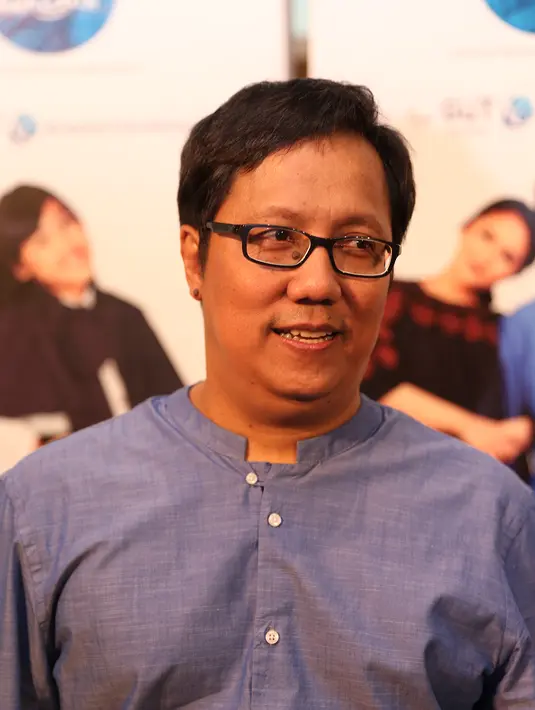 Bagi Erwin Gutawa, memiliki jam terbang bermusik tak menjadikannya batasan untuk tidak berdiskusi dengan musisi muda. (Andy Masela/Bintang.com)