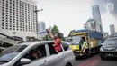 Suporter wanita bersorak saat menuju stadion Gelora Bung Karno, Jakarta, Minggu (9/12). Antusiasme ribuan suporter Persija bersiap mendukung tim kesayangannya bertanding melawan Mitra Kukar. (Liputan6.com/Faizal Fanani)