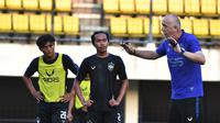 Pelatih PSIS Dragan Djukanovic memimpin anak asuhnya berlatih di Stadion Citarum, Semarang, Rabu (16/9/2020). (Dok PSIS Semarang)