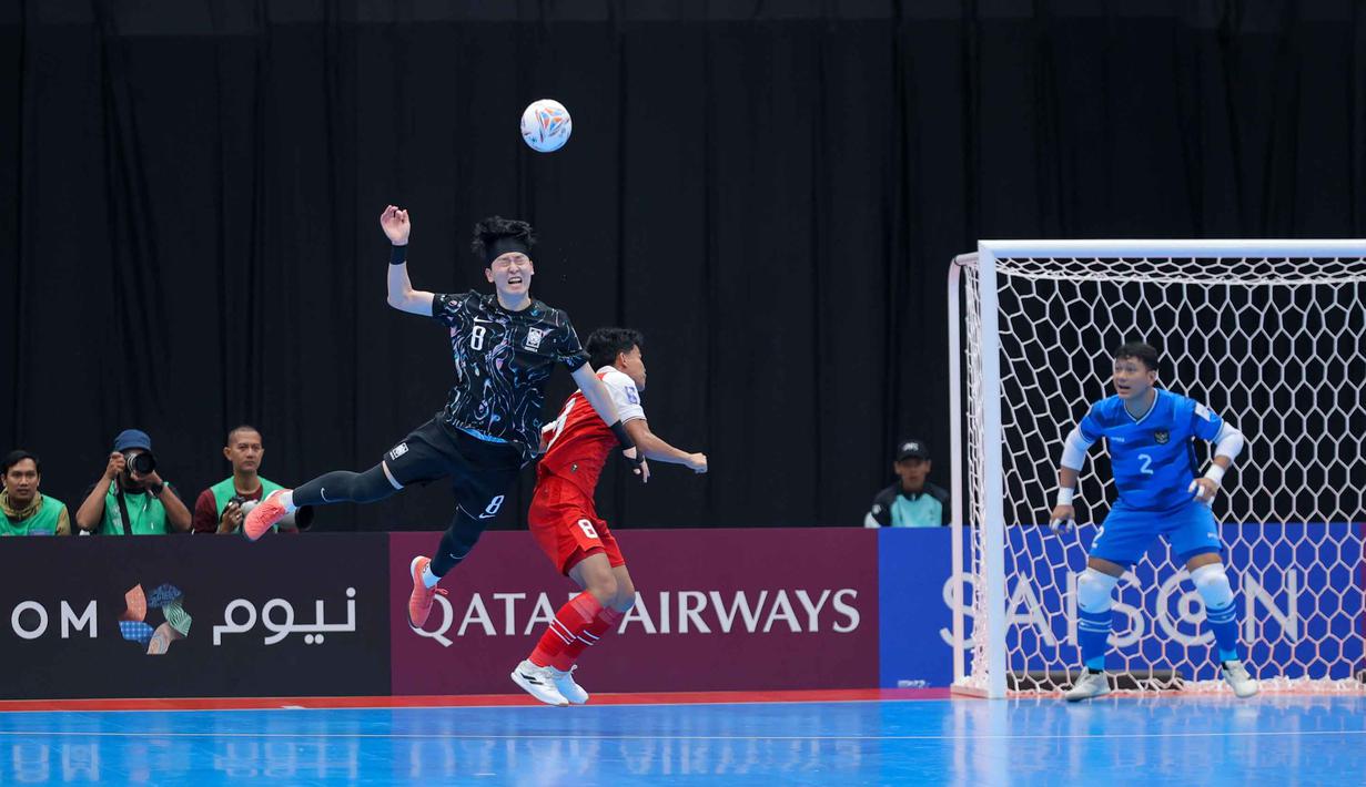 Dengan hasil ini, Indonesia saat ini memimpin klasemen sementara Grup A. Tampak dalam foto, pemain Timnas Futsal Indonesia dan Korea Selatan saat bertanding pada laga pertama Grup A Piala Asia 2026 di Indonesia Arena, Jakarta, pada Selasa (27/1/2026) malam WIB. (Bola.com/Bagaskara Lazuardi)