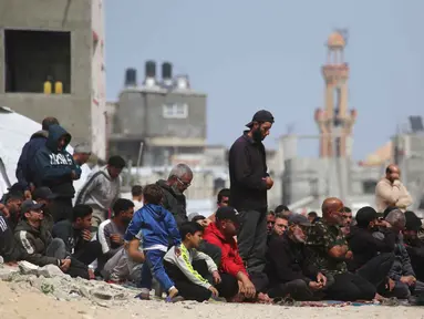Umat Muslim Palestina berdoa saat salat Jumat terakhir di bulan suci Ramadan 1447 Hijriah, di luar Masjid Al-Talbani, yang dihancurkan oleh militer Israel di Khan Yunis, Jalur Gaza selatan pada Jumat 13 Maret 2026. Memasuki Jumat terakhir di bulan suci Ramadan 1447 Hijriah, umat Muslim di Gaza tetap menunjukkan keteguhan dalam menjalankan ibadah. (Bashar Taleb/AFP)