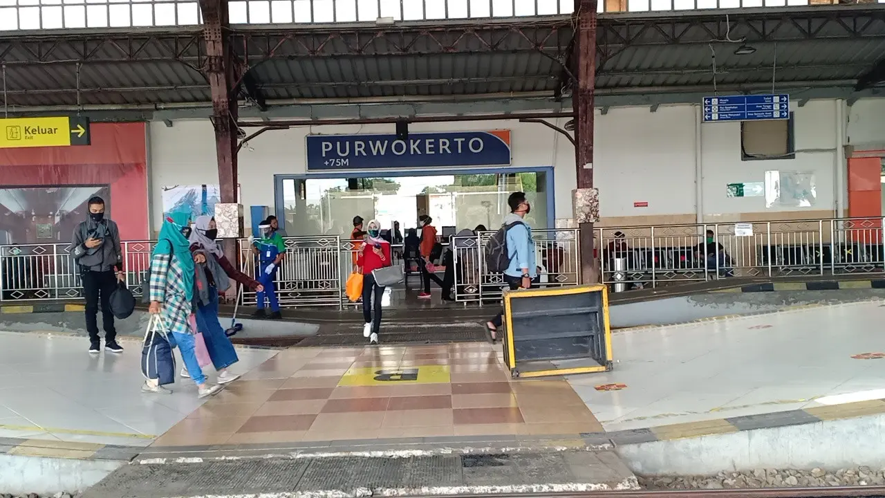 Suasana Stasiun Besar Purwokerto pada masa libur panjang akhir Oktober 2020. (Foto: Liputan6.com/Humas KAI Daop 5 Purwokerto)