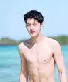 Eunwoo Astro memang terlihat mempunyai bentuk badan yang kurus. Akan tetapi siapa yang meyangka jika ia punya perut six pack. (Foto: aminoapps.com)