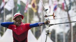 Pemanah putra Indonesia, Riau Ega, saat berlaga pada nomor recurve men's individual Asian Games di Lapangan Panahan, Senayan, Jakarta, Selasa (28/8/2018). Riau Ega mendapat medali perunggu. (Bola.com/Vitalis Yogi Trisna)