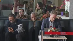 Aktor Leroy Osmani menunggu di lobi gedung KPK, Jakarta, Jumat (16/3). Leroy Osmani di periksa sebagai saksi suap pengadaan pesawat dan mesin pesawat dari airbus S.A.S dan Roll-Royce P.L.C pada PT. Garuda Indonesia. (Liputan6.com/Herman Zakharia)